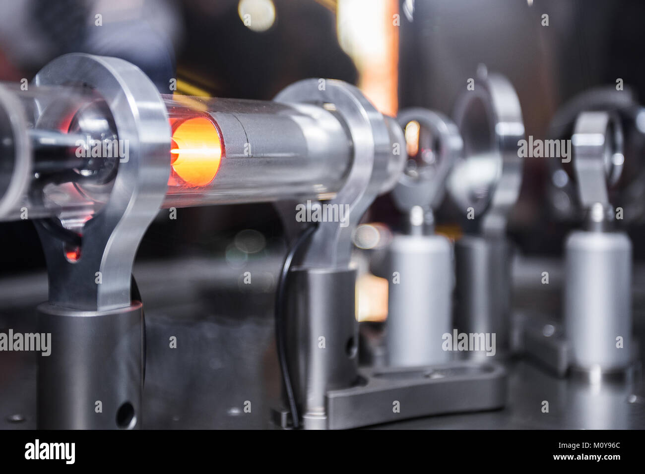 Michelson interferometro ottico con il fascio laser riflesso le molecole di gas nel dispositivo della camera. Foto Stock