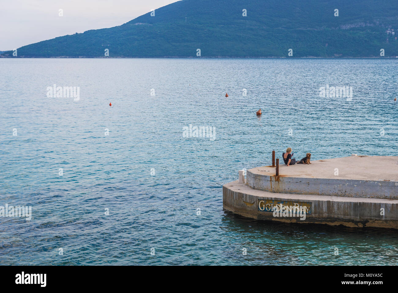 Vista da Herceg Novi città mare sul Mar Adriatico costa in Montenegro Foto Stock