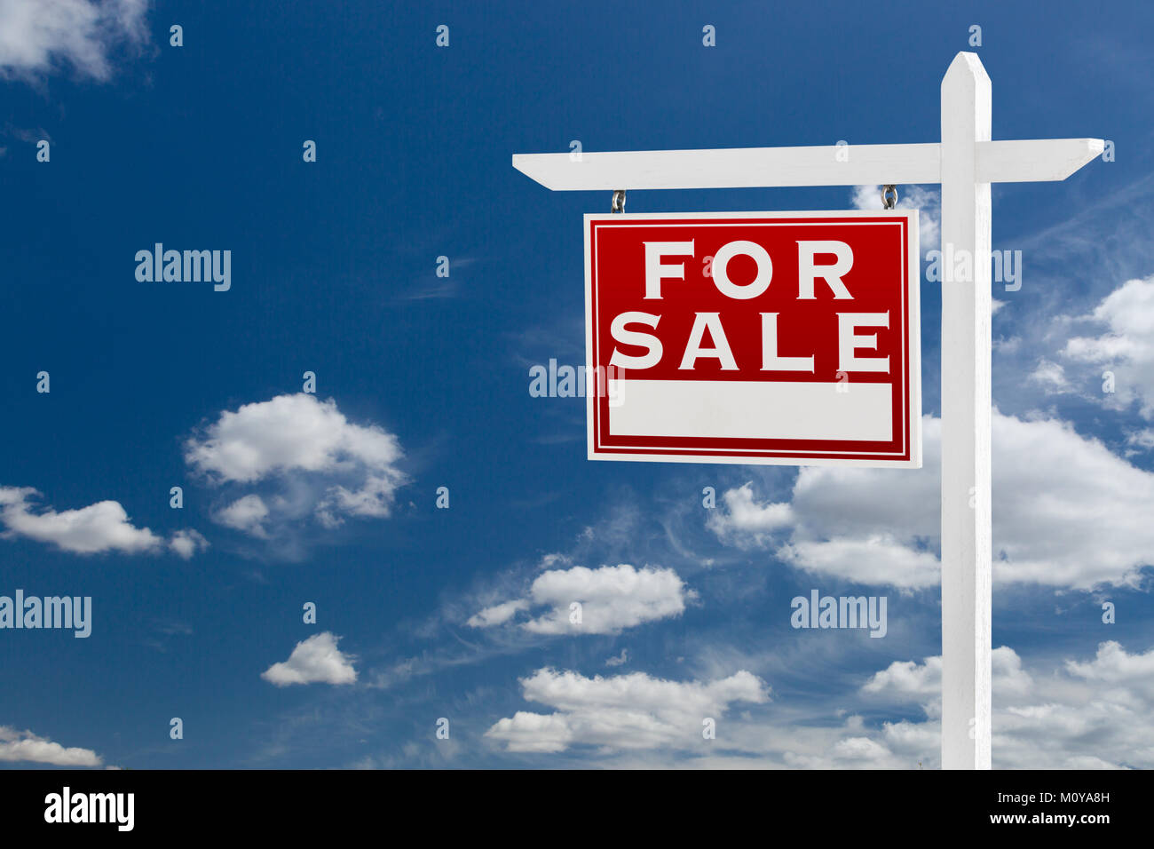 Rivolta verso sinistra per la vendita immobiliare di segno oltre il cielo blu e nuvole con camera per il vostro testo. Foto Stock