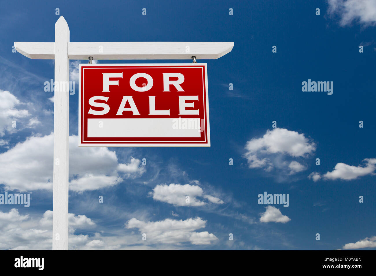 Rivolta verso destra per la vendita immobiliare di segno oltre il cielo blu e nuvole con camera per il vostro testo. Foto Stock