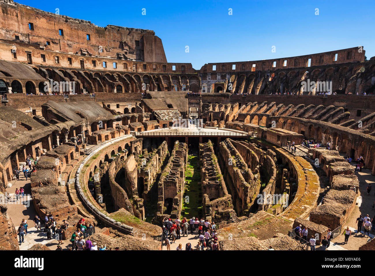 Roma, Italia - 02 Aprile 2011: Colosseo o Anfiteatro Flavio architettura rovine interiore. Unesco patrimonio dell'umanità, l'Europa. Foto Stock