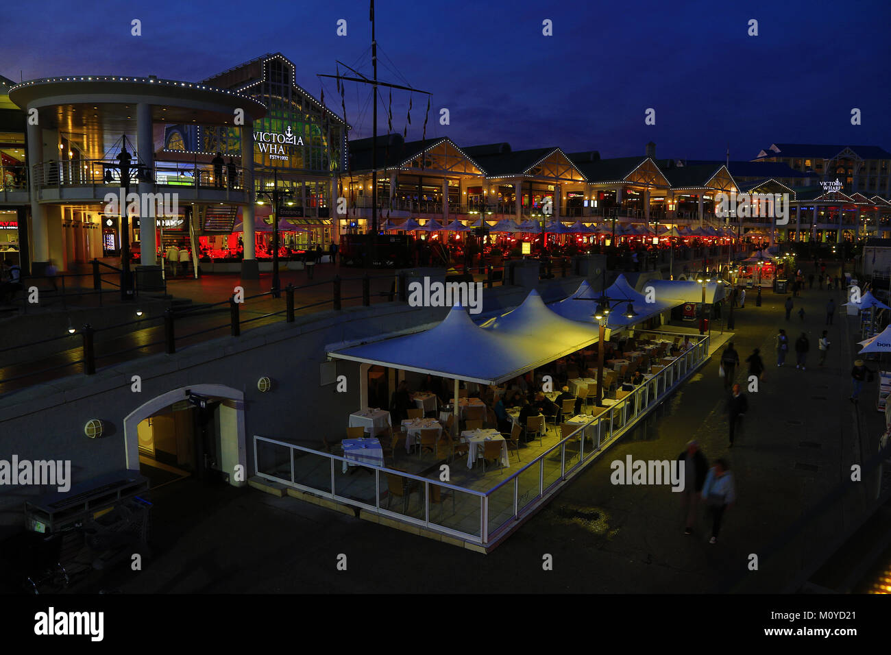 Victoria Wharf Shopping Mall, a V&A Waterfront al crepuscolo, Cape Town, Sud Africa Foto Stock
