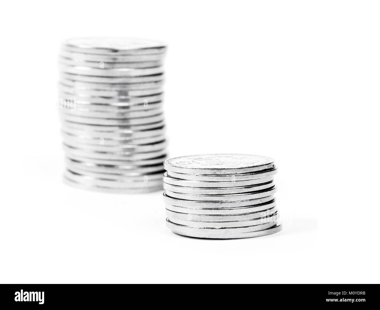 Monete metalliche sulla superficie bianca Foto Stock
