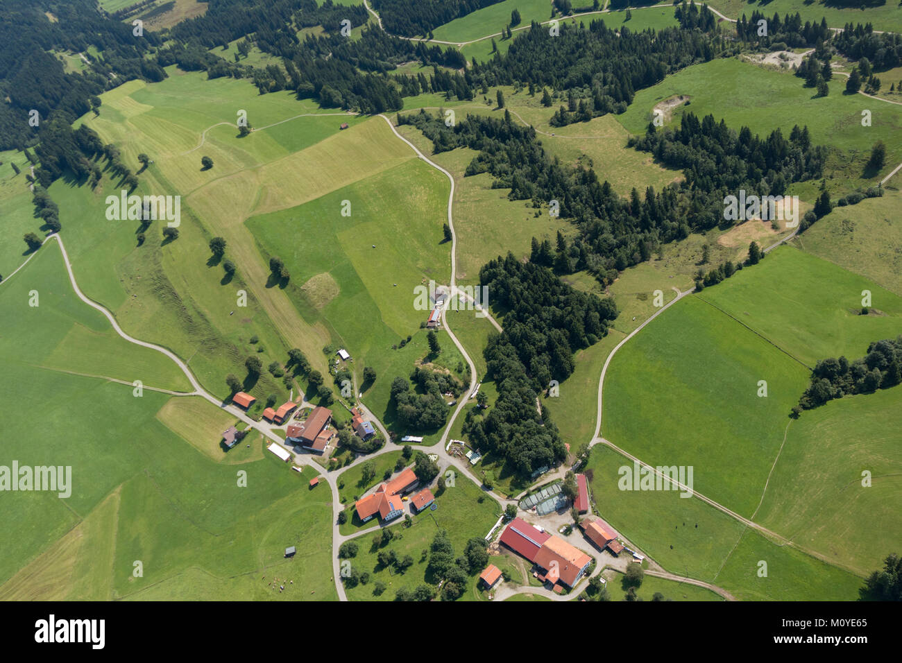 Vista aerea di case coloniche intorno Schober 6, 87642 Halblech, Baviera, Germania Foto Stock