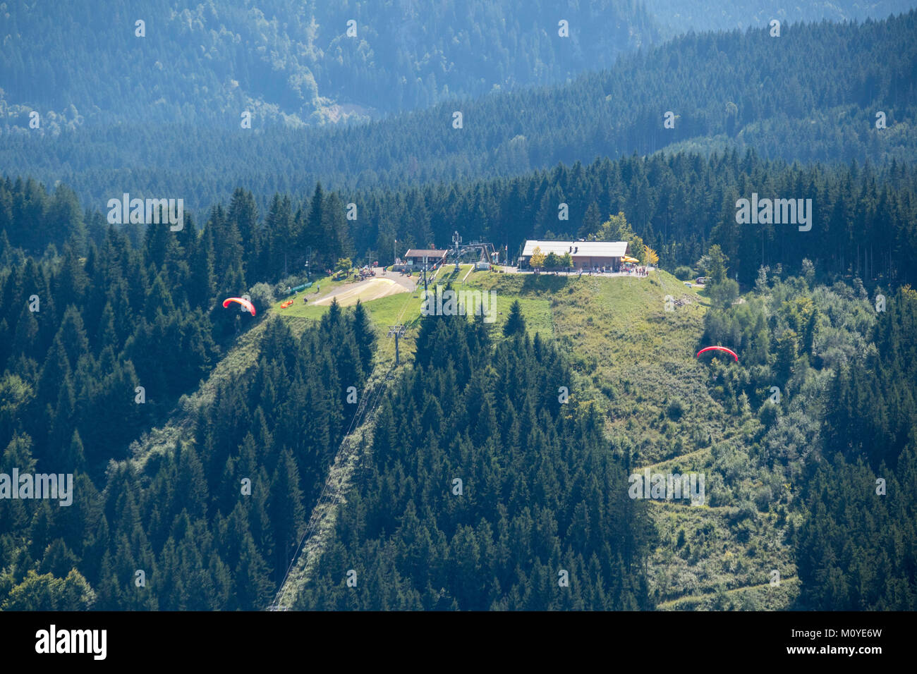 Vista aerea del parapendio decolla da Tegelberg Mountain, Baviera, Germania Foto Stock