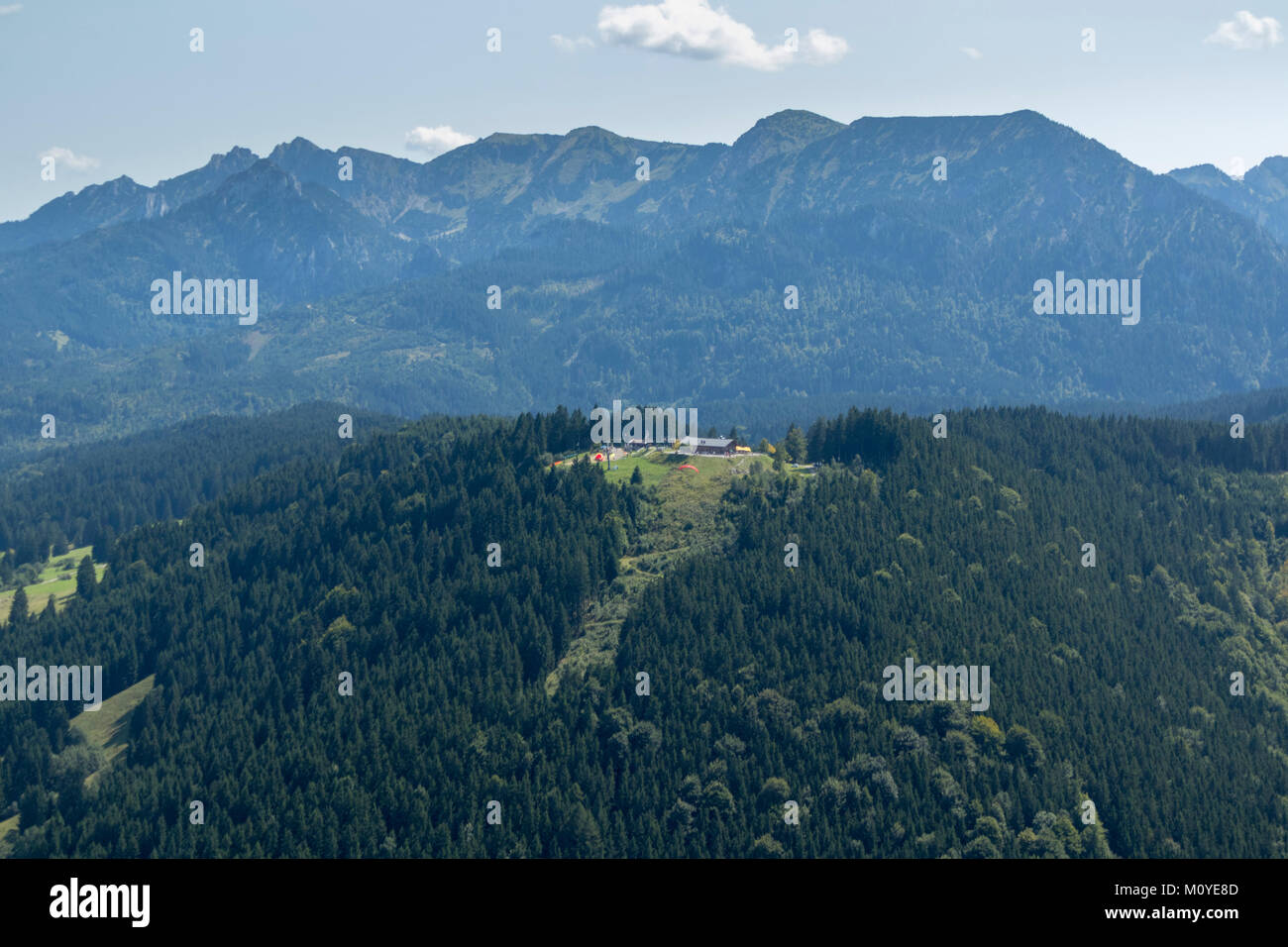 Vista aerea del parapendio decolla da Tegelberg Mountain, Baviera, Germania Foto Stock