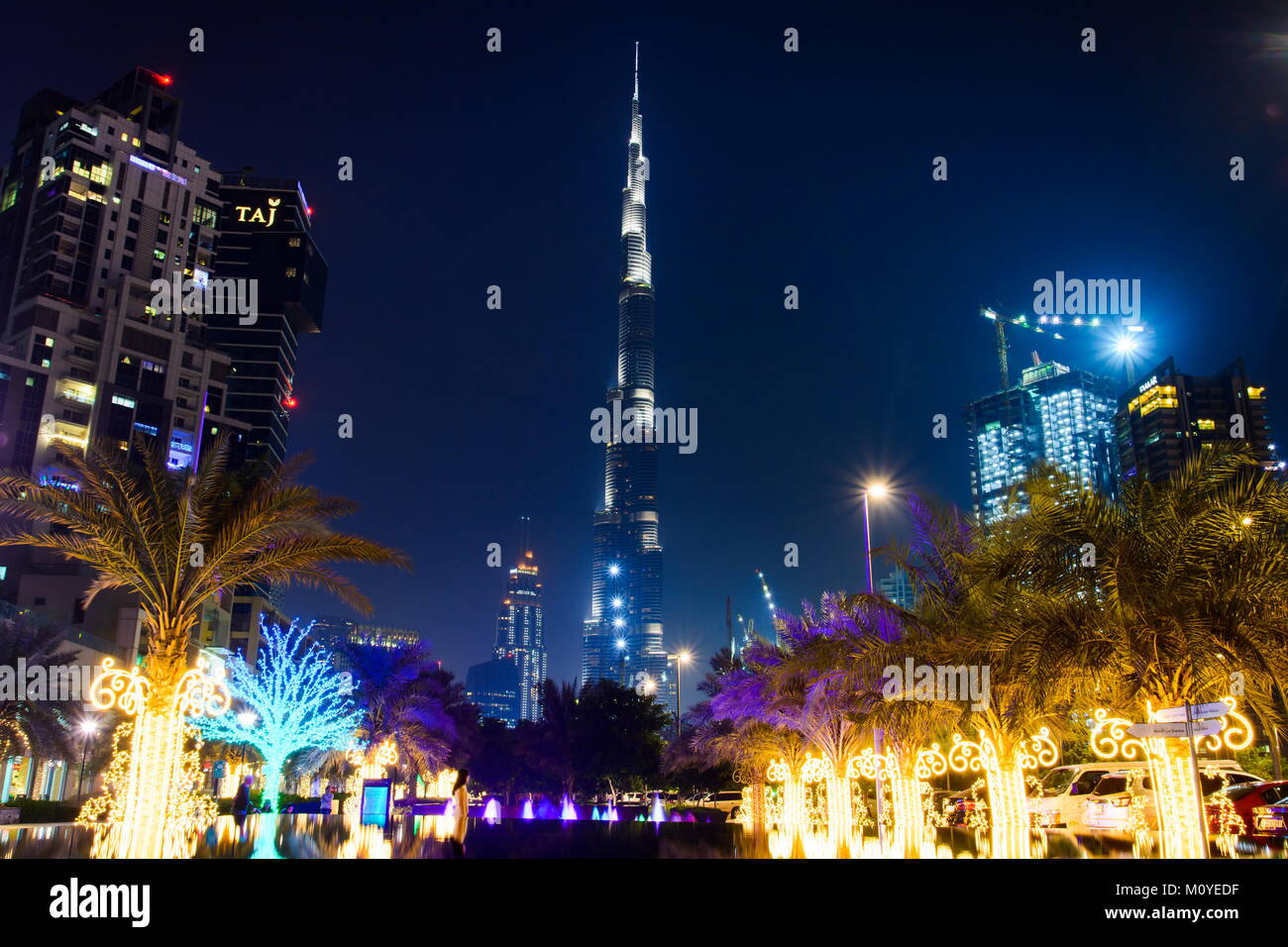 DUBAI, Emirati Arabi Uniti - 18 ottobre 2017: Dubai scena notturna con mega alto grattacielo Burj Khalifa view e un ambiente moderno Foto Stock
