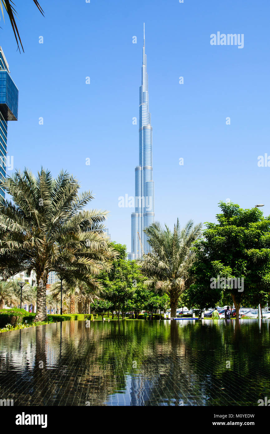 DUBAI, Emirati Arabi Uniti - 21 ottobre 2017: Burj Khalifa mega alto grattacielo a Dubai giorno vista dal parco con cielo blu chiaro Foto Stock