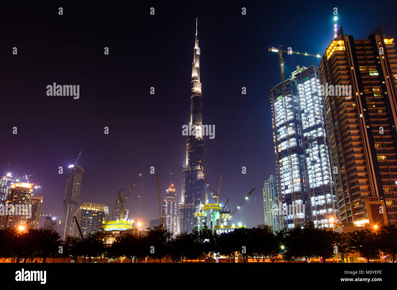DUBAI, Emirati Arabi Uniti - 18 ottobre 2017: Dubai scena notturna con mega alto grattacielo Burj Khalifa view e un ambiente moderno Foto Stock