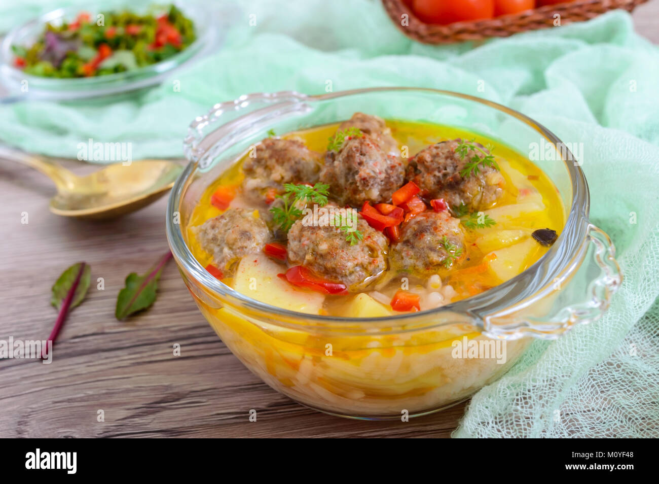 Una zuppa di riso con polpettine di carne e verdure in un vetro trasparente  ciotola. Close up Foto stock - Alamy