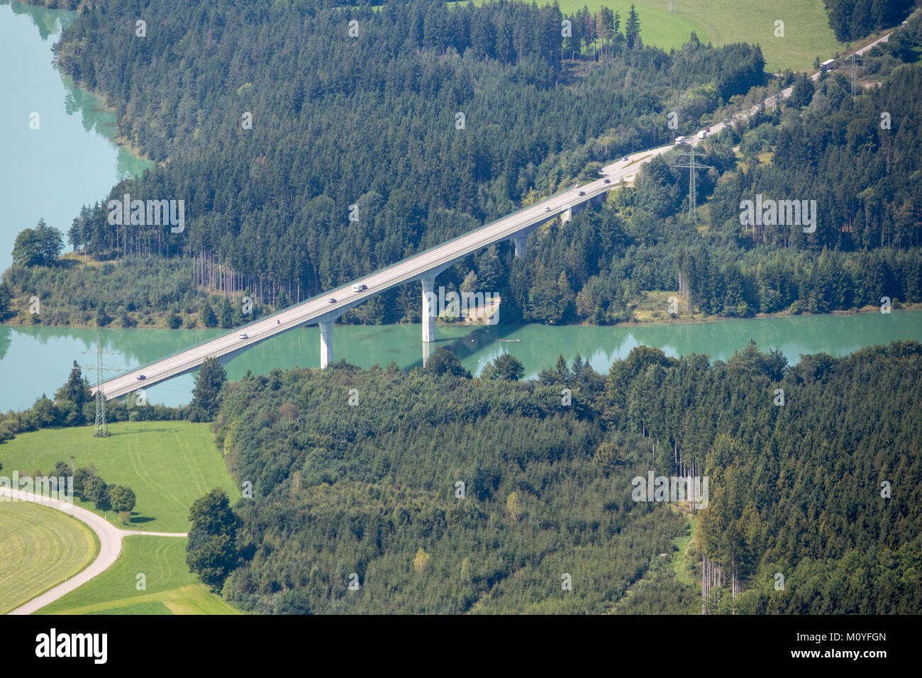 Vista aerea del ponte sul percorso 472 oltre il fiume Lech vicino Schongau, Baviera, Germania Foto Stock