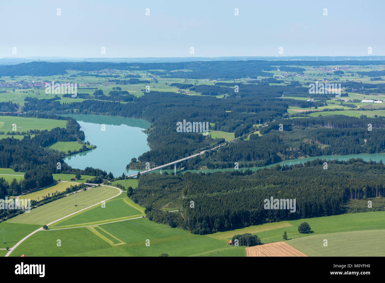Vista aerea del ponte sul percorso 472 oltre il fiume Lech vicino Schongau, Baviera, Germania Foto Stock