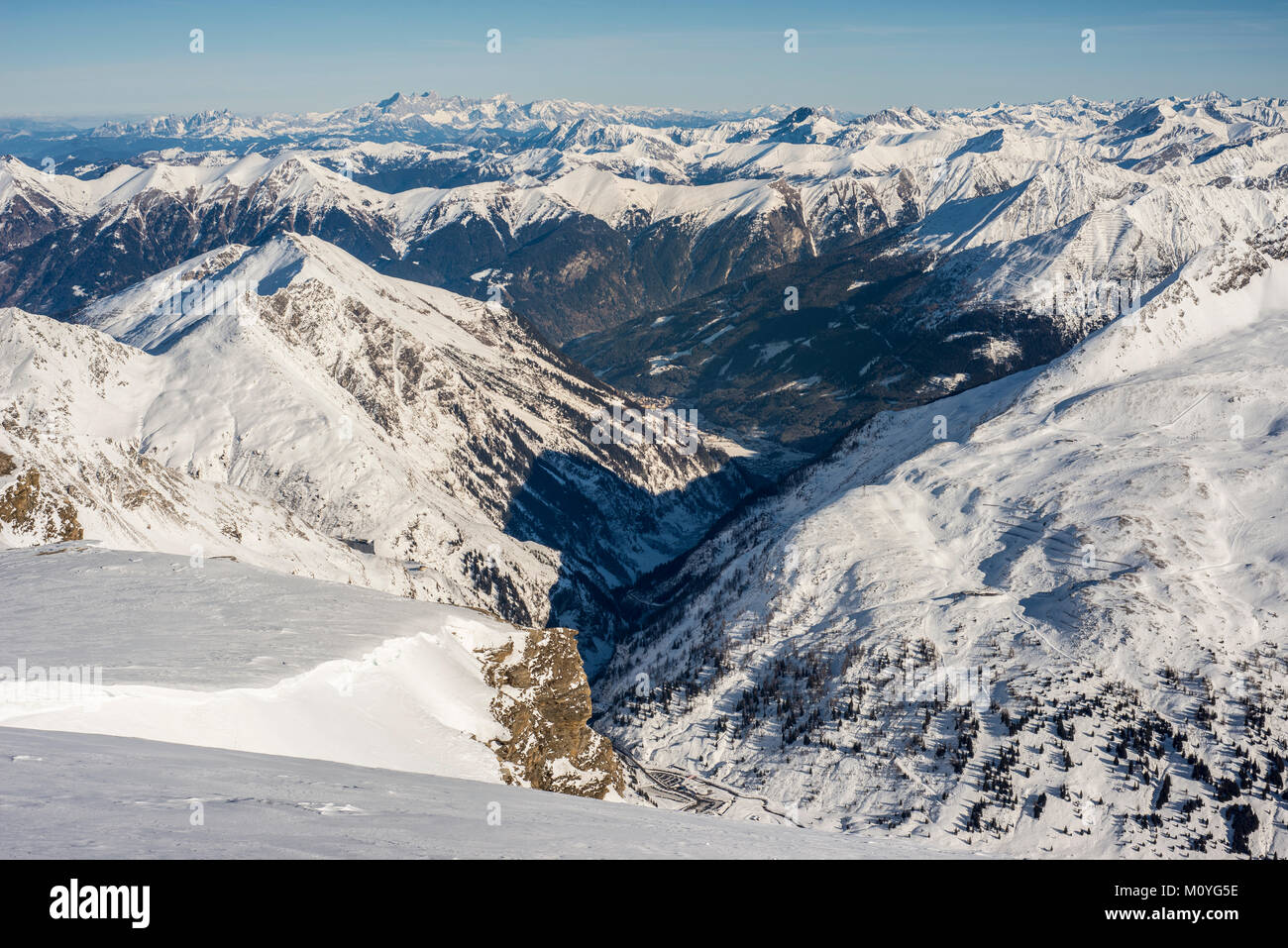 Panorama alpino in inverno,Valle di Gastein con Bad Gastein in primo piano,sulla destra Skiareal Kreuzkogel 2686 m,ski Foto Stock
