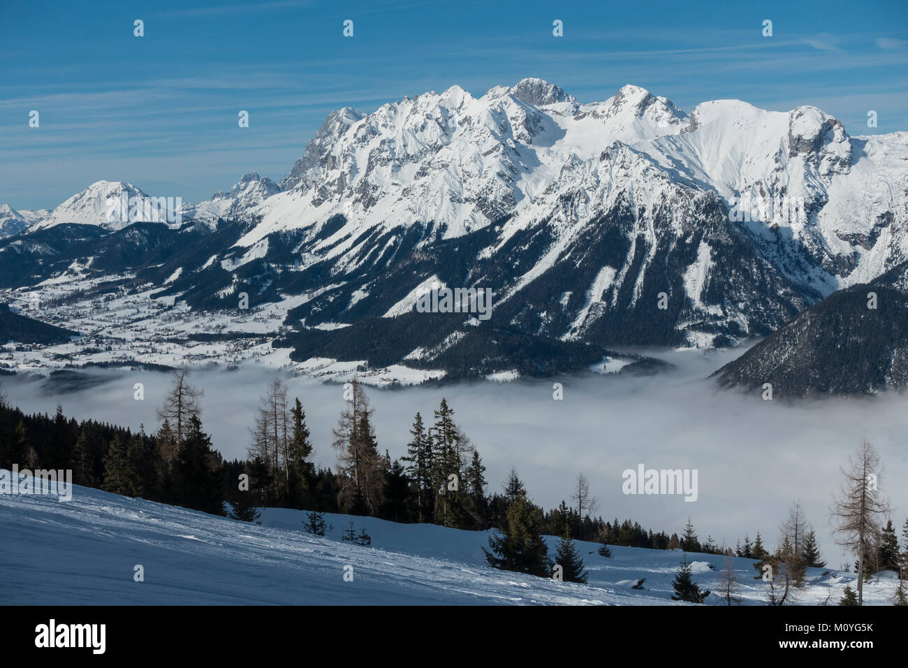 Vista dalla Hauser Kaibling montagna sciistica per il massiccio Dachstein con la vallata Enns nella nebbia,regione Dachstein Schladming Foto Stock