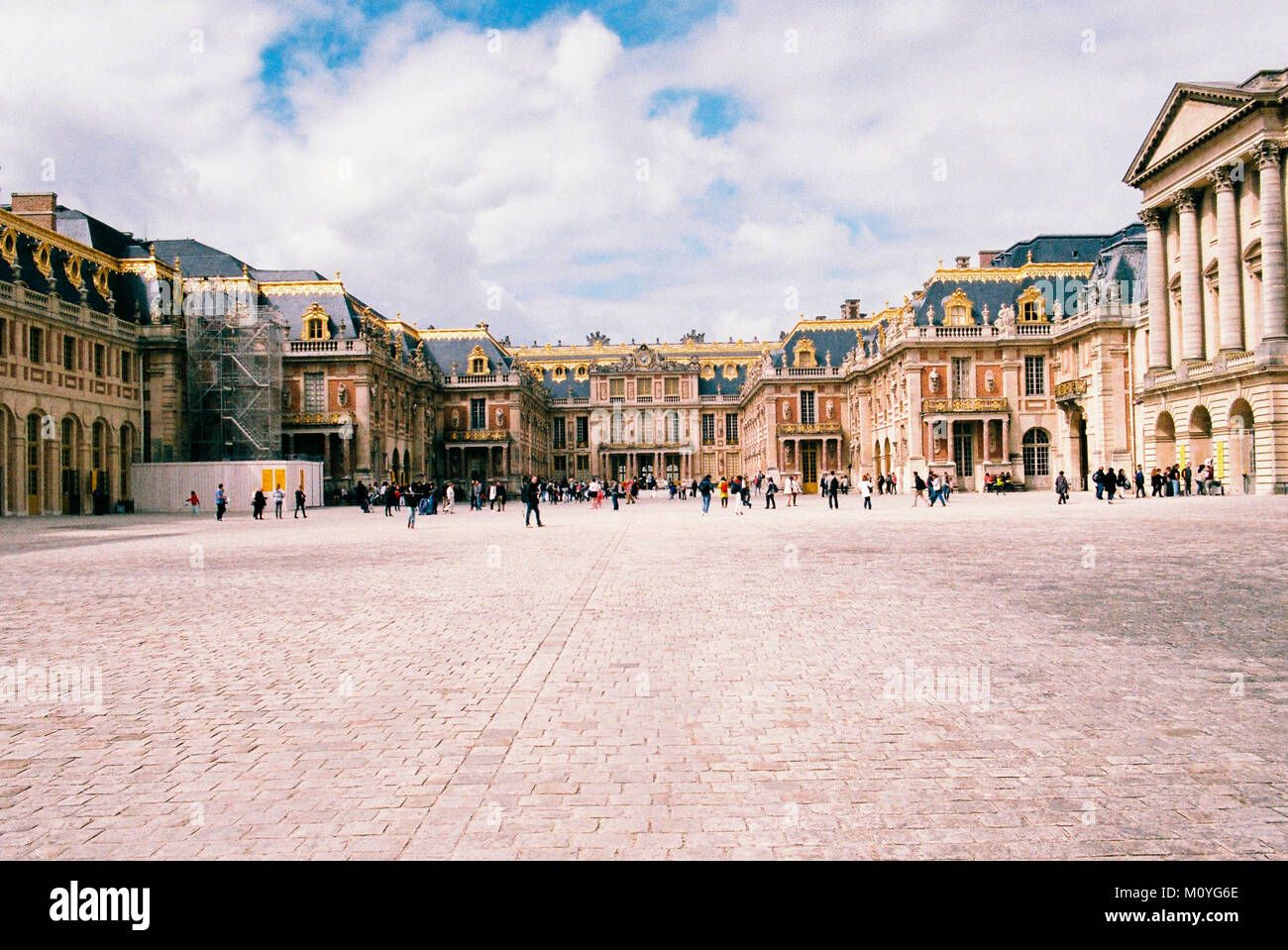 L'ingresso anteriore del Palazzo di Versailles in Francia prese su una telecamera analogica Foto Stock