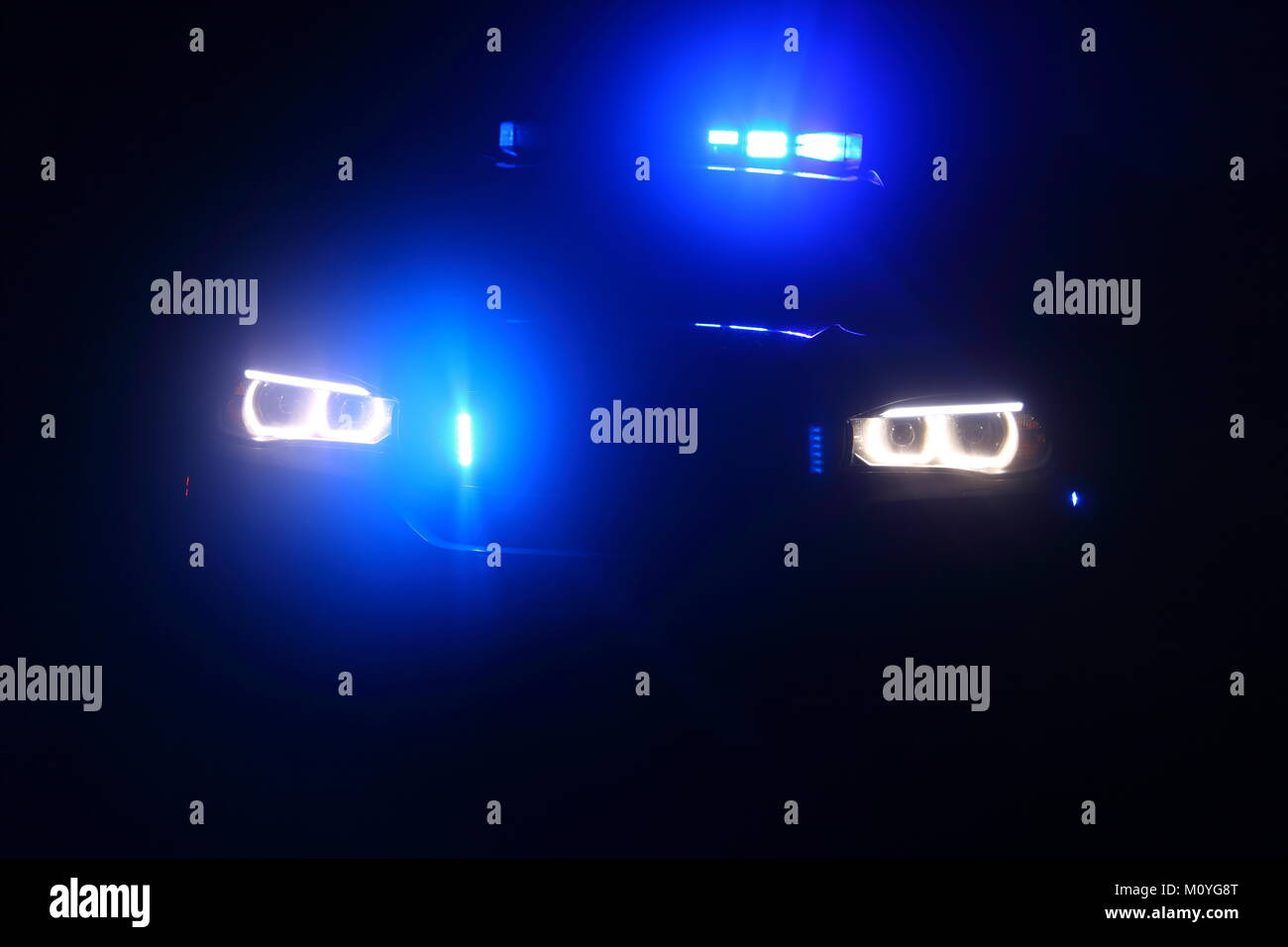 Abstract luci blu su una BMW X5 auto della polizia di Doncaster, nello Yorkshire meridionale. Foto Stock