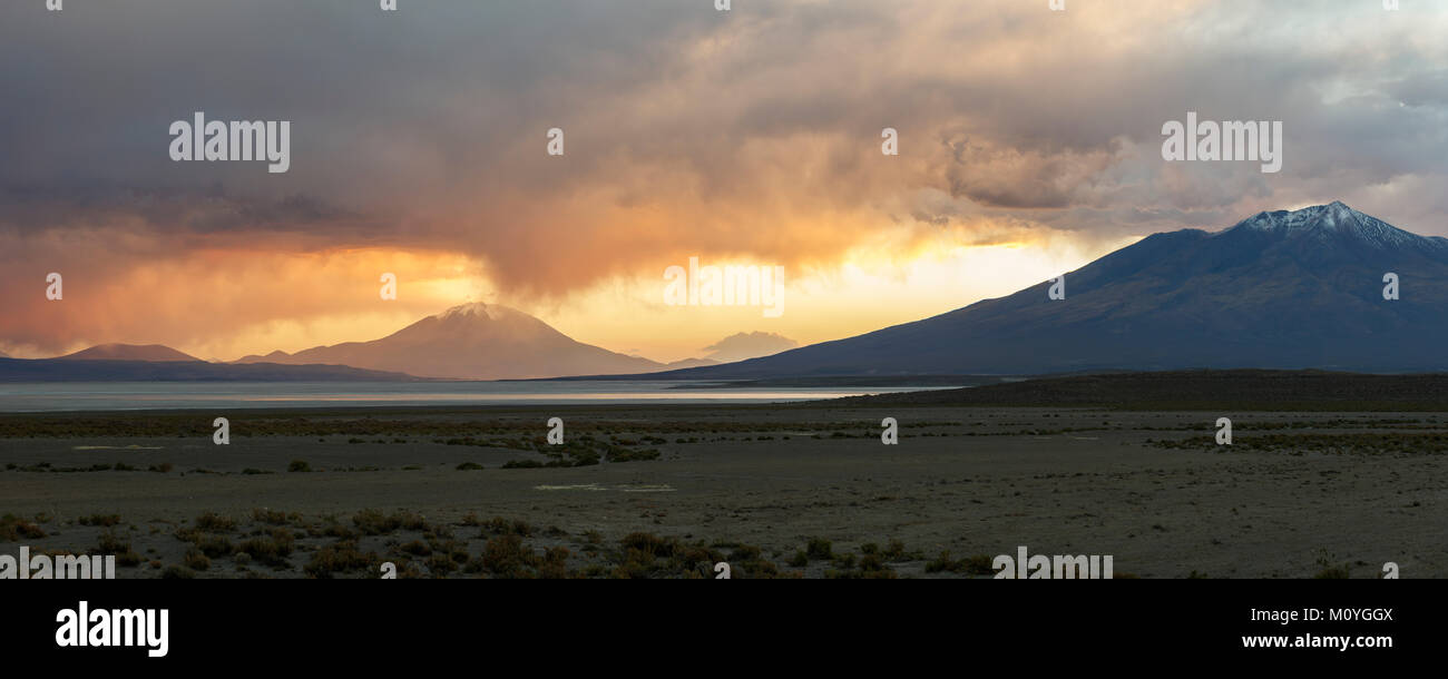 Cielo colorato al tramonto su un lago salato,provincia di né Lipez Bolivia Foto Stock