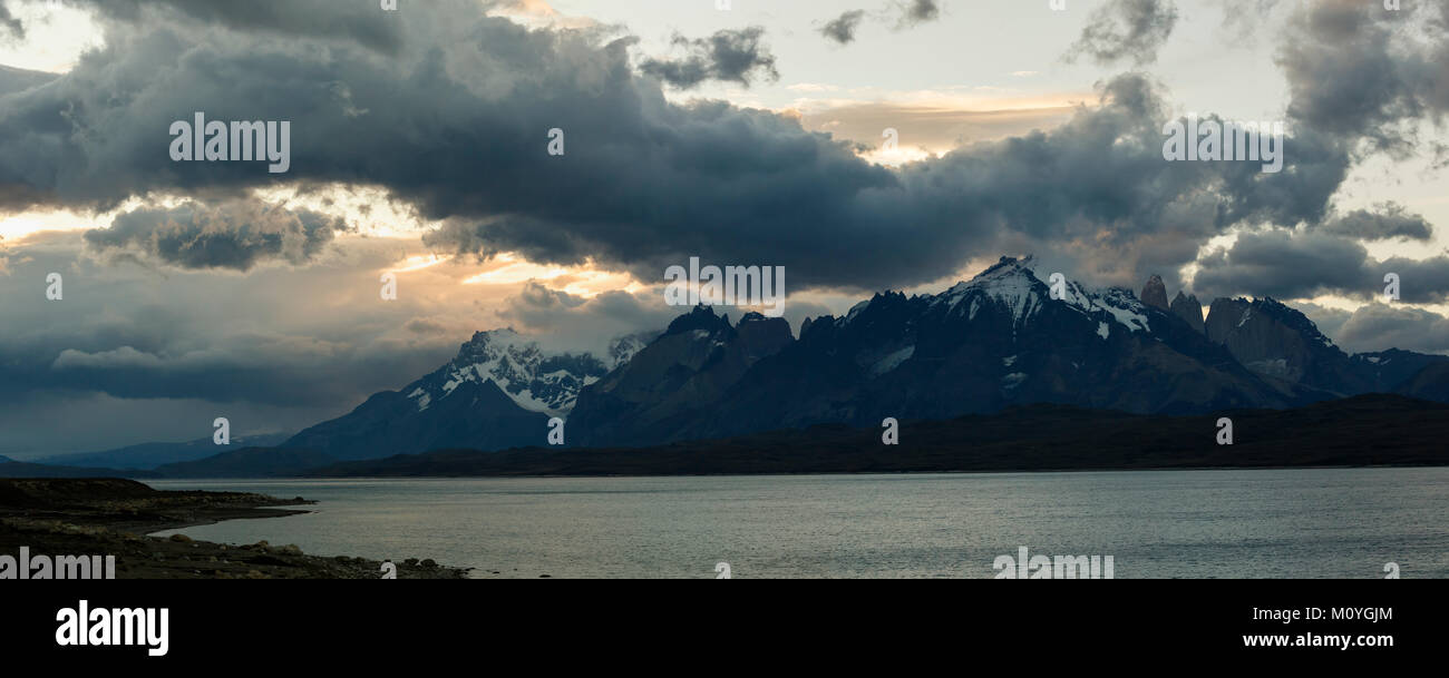 Il lago glaciale di Sarmiento de Gamboa con la Cordigliera del Paine montagne del gruppo nella luce della sera Foto Stock