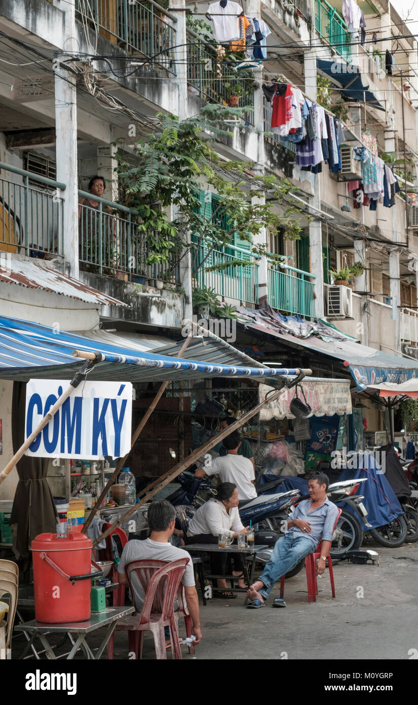 Vecchi edifici appartamento nel distretto 3, Ho Chi Minh City, Vietnam Foto Stock