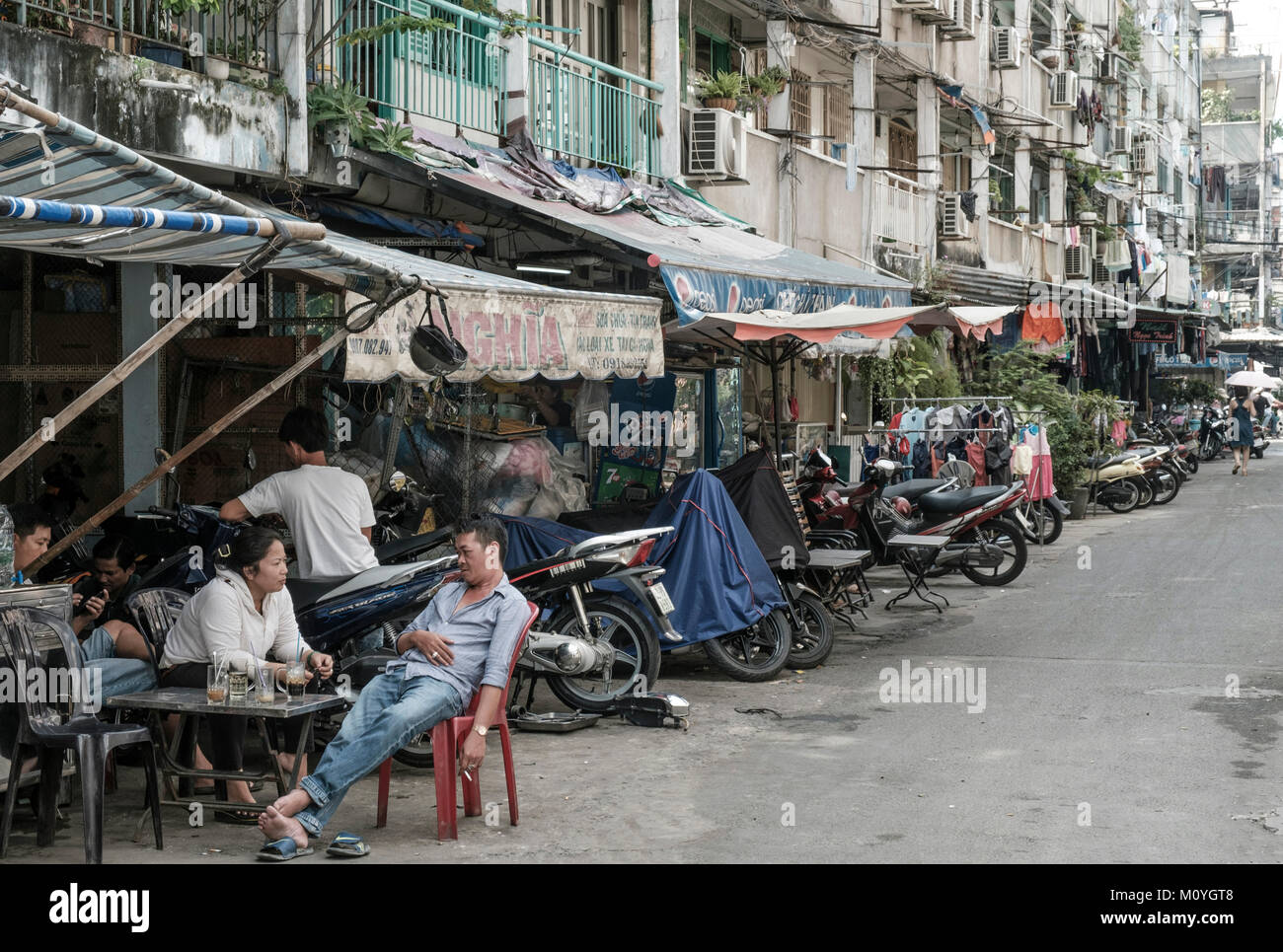 Vecchi edifici appartamento nel distretto 3, Ho Chi Minh City, Vietnam Foto Stock