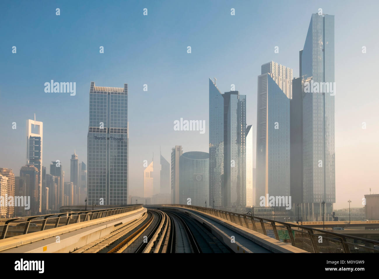 Metro di Dubai con grattacieli su entrambi i lati Foto Stock