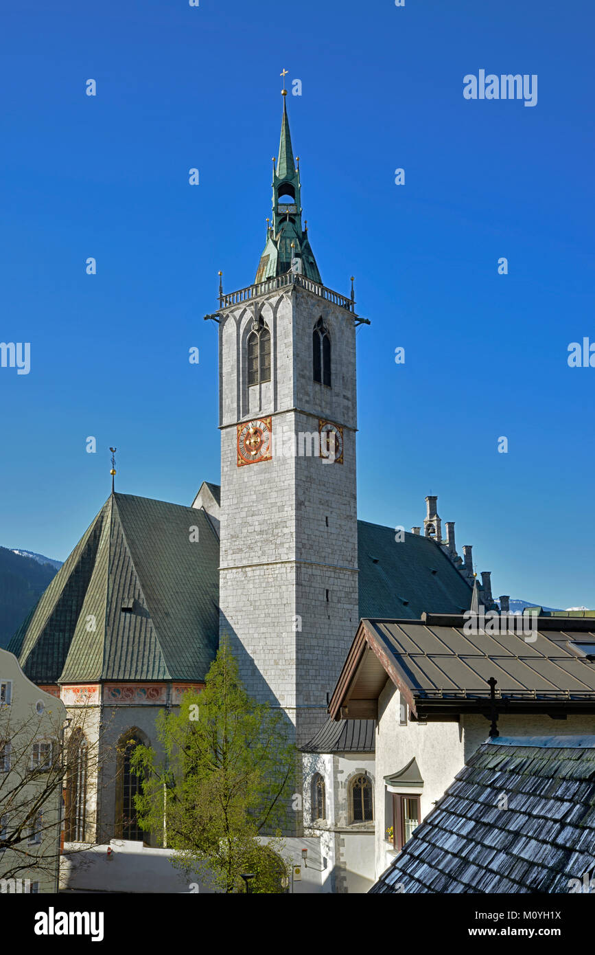 Chiesa parrocchiale di Maria Assunta,nella primavera,Schwaz, in Tirolo, Austria Foto Stock