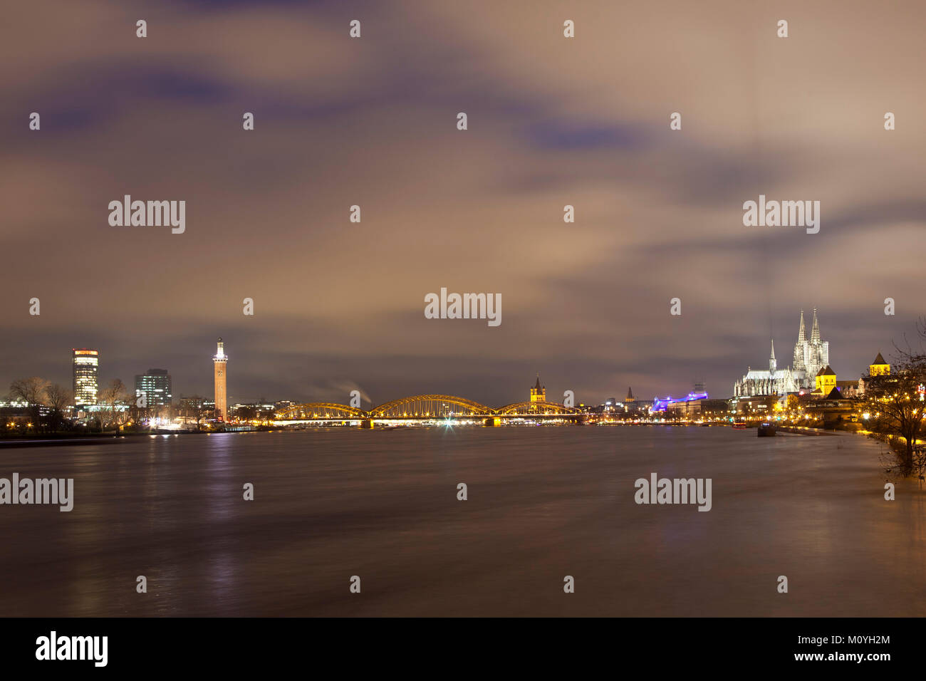 Germania, Colonia, alta marea del fiume Reno, inondato promenade, vista la cattedrale sulla sinistra la Torre CologneTriangle e la vecchia torre di t Foto Stock