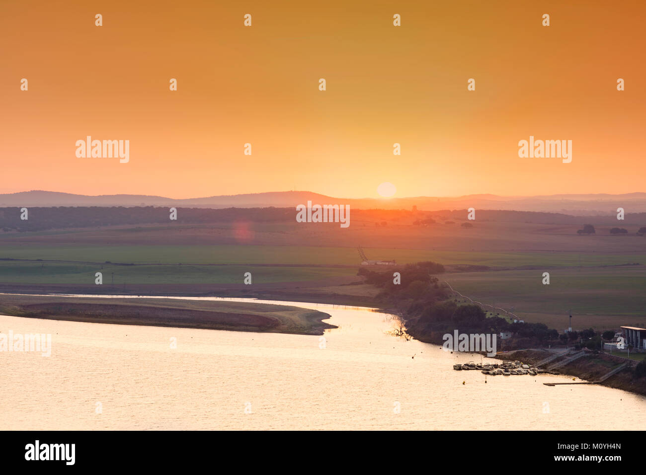 Guadiana o Odiana fiume che costituisce il confine con la Spagna e il Portogallo nel Alentejo e regioni di Extremadura Foto Stock