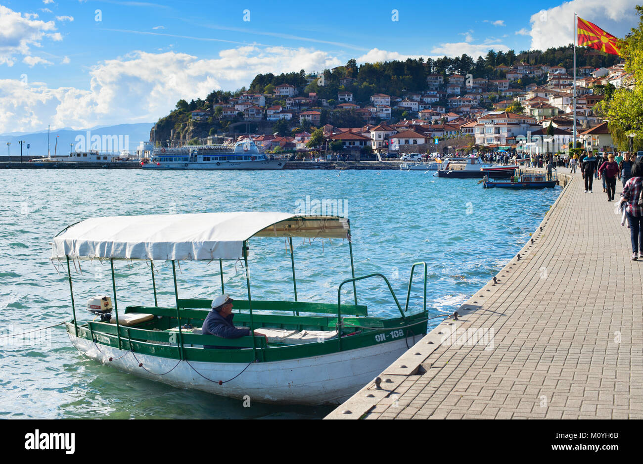 OHRID MACEDONIA - Ott 22, 2016: imbarcazione turistica in attesa per i turisti sul terrapieno di Ohrid. Ohrid è una famosa destinazione turistica della Macedonia. Foto Stock