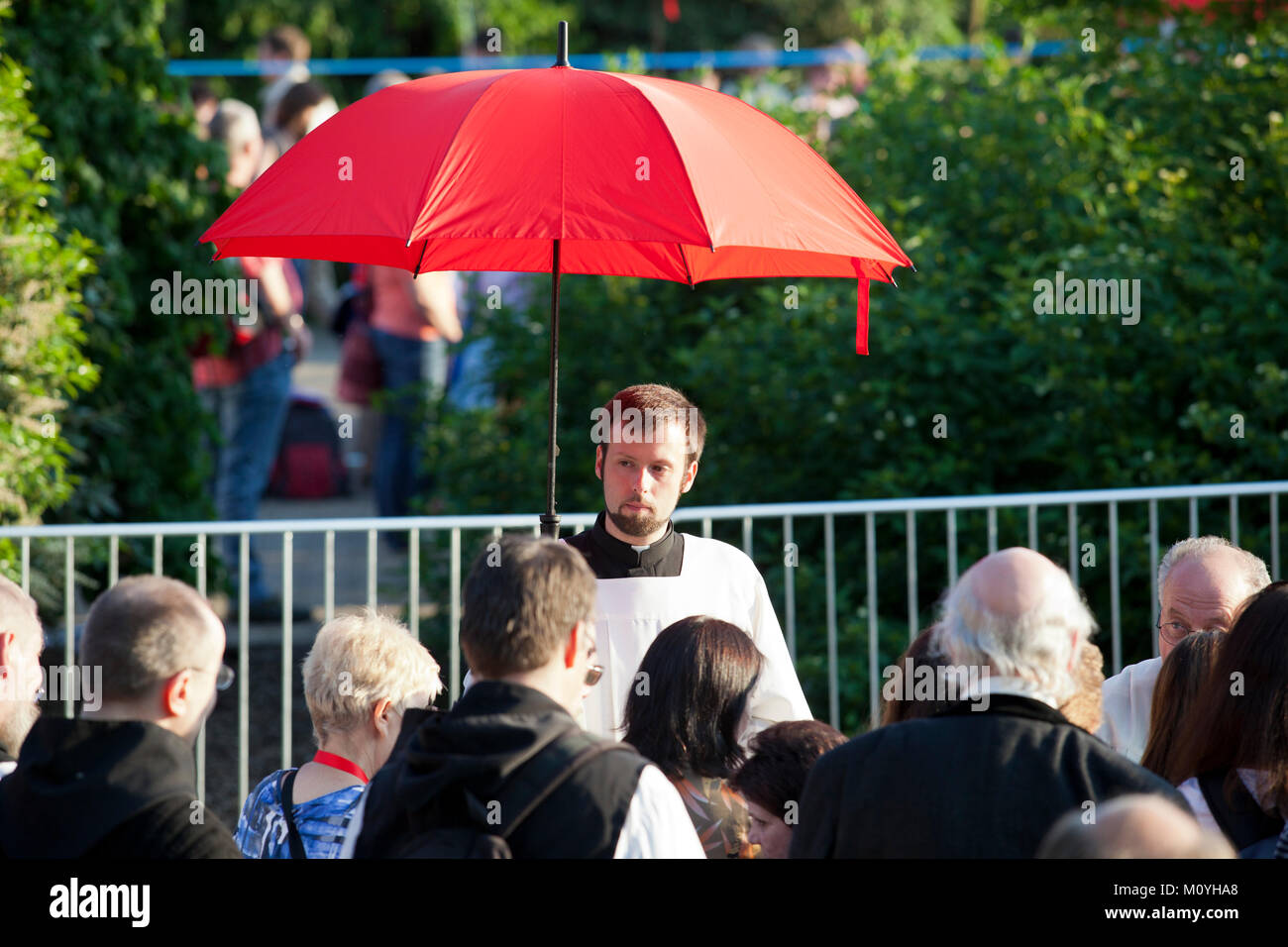 Germania, Colonia, il culto di apertura del Congresso Eucaristico 2013 al Tanzbrunnen nel quartiere Deutz. Con il rosso ombrelloni i credenti sono Foto Stock