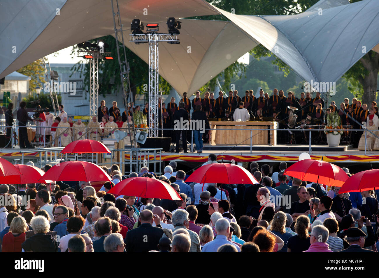 Germania, Colonia, il culto di apertura del Congresso Eucaristico 2013 al Tanzbrunnen nel quartiere Deutz. Deutschland, Koeln, Eroeffnungsgottesdie Foto Stock