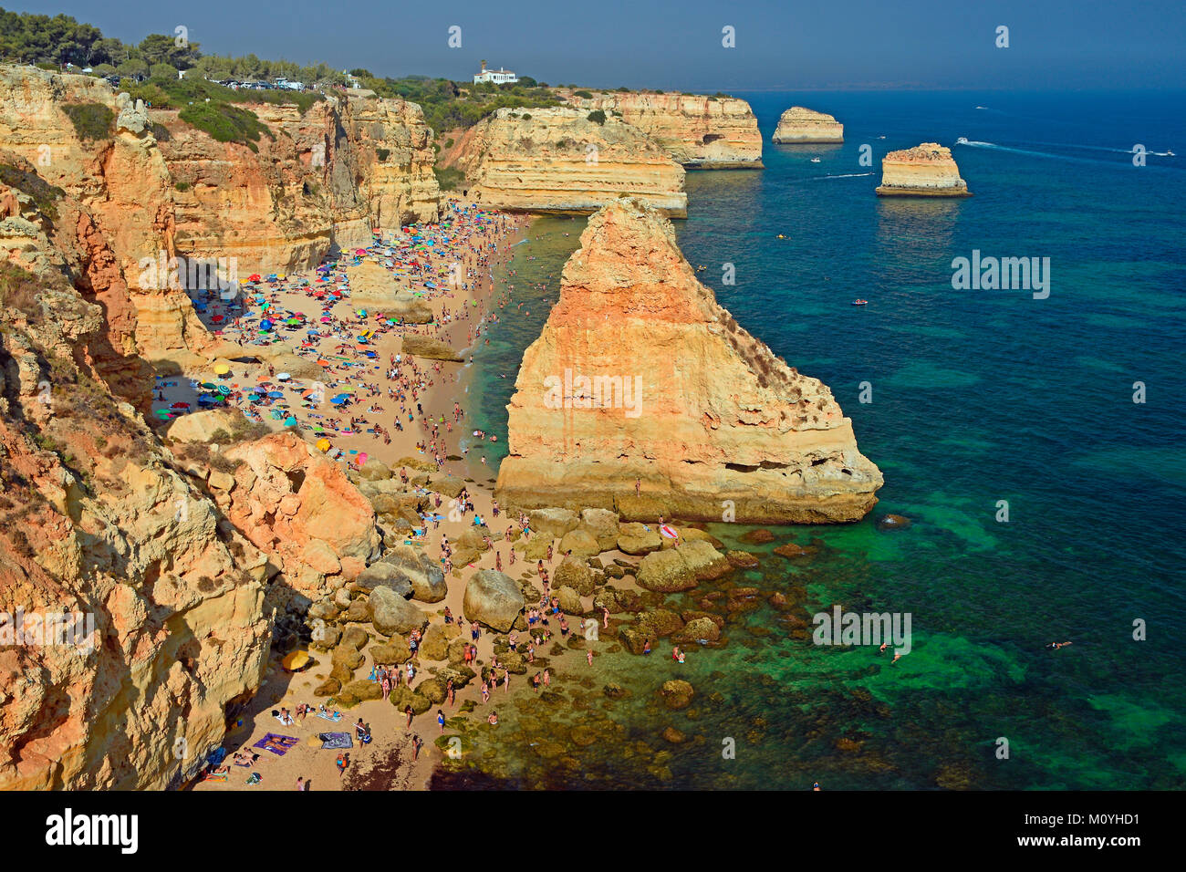 Molti bagnanti in spiaggia,Praia da Marinha,costa sud,Algarve, PORTOGALLO Foto Stock