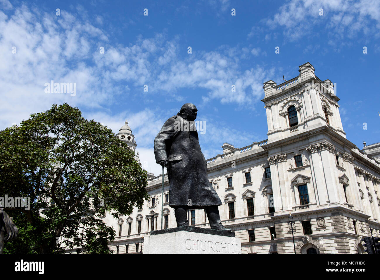 Winston Churchill statua, la piazza del Parlamento, Londra, Regno Unito. Foto Stock