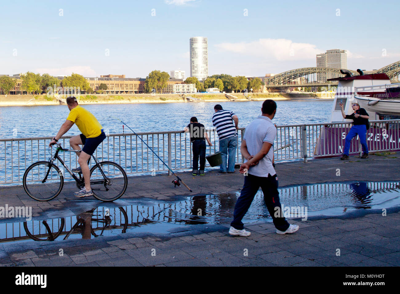 Germania, Colonia, pescatore e astanti presso il fiume Reno Deutschland, Koeln, pescatore und Zuschauer am Rheinufer. Foto Stock