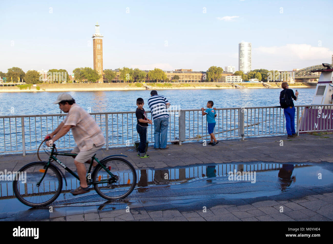 Germania, Colonia, pescatore e astanti presso il fiume Reno Deutschland, Koeln, pescatore und Zuschauer am Rheinufer. Foto Stock