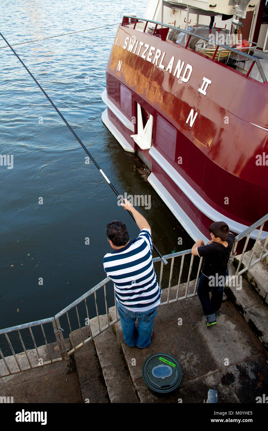 Germania, Colonia, pescatore presso il fiume Reno. Deutschland, Koeln, pescatore am Rheinufer. Foto Stock