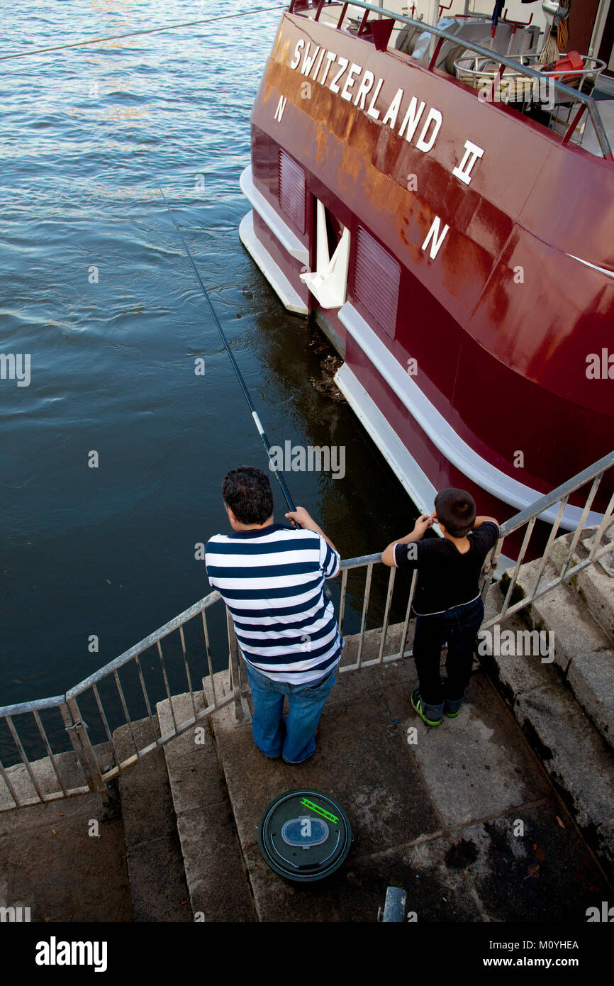 Germania, Colonia, pescatore presso il fiume Reno. Deutschland, Koeln, pescatore am Rheinufer. Foto Stock