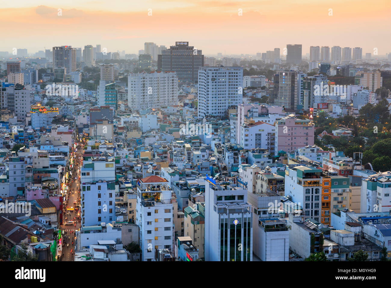 Skyline di Ho Chi Minh City con bui Vien street in primo piano, presa al tramonto Foto Stock