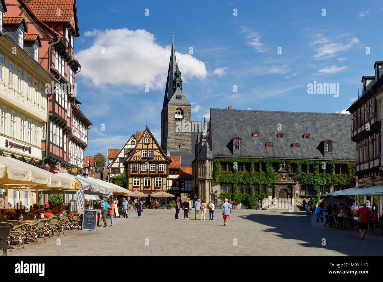 Mercato con il municipio e le torri della chiesa di mercato,Quedlinburg,Sassonia-Anhalt, Germania Foto Stock