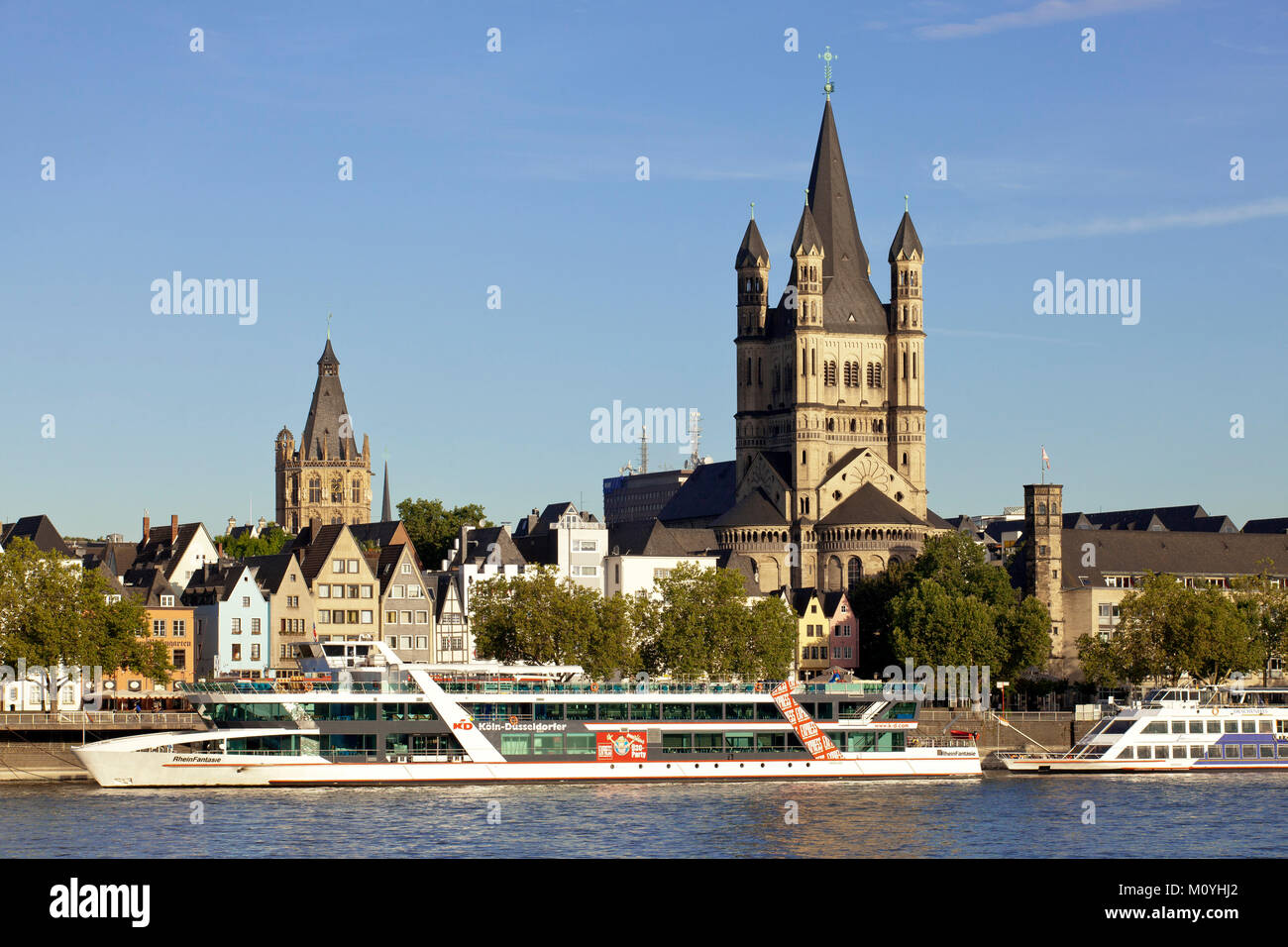 Germania, Colonia, vista sul fiume Reno per il campanile del municipio storico e la chiesa romanica lordi di San Martin. Deutschland, Koeln Foto Stock
