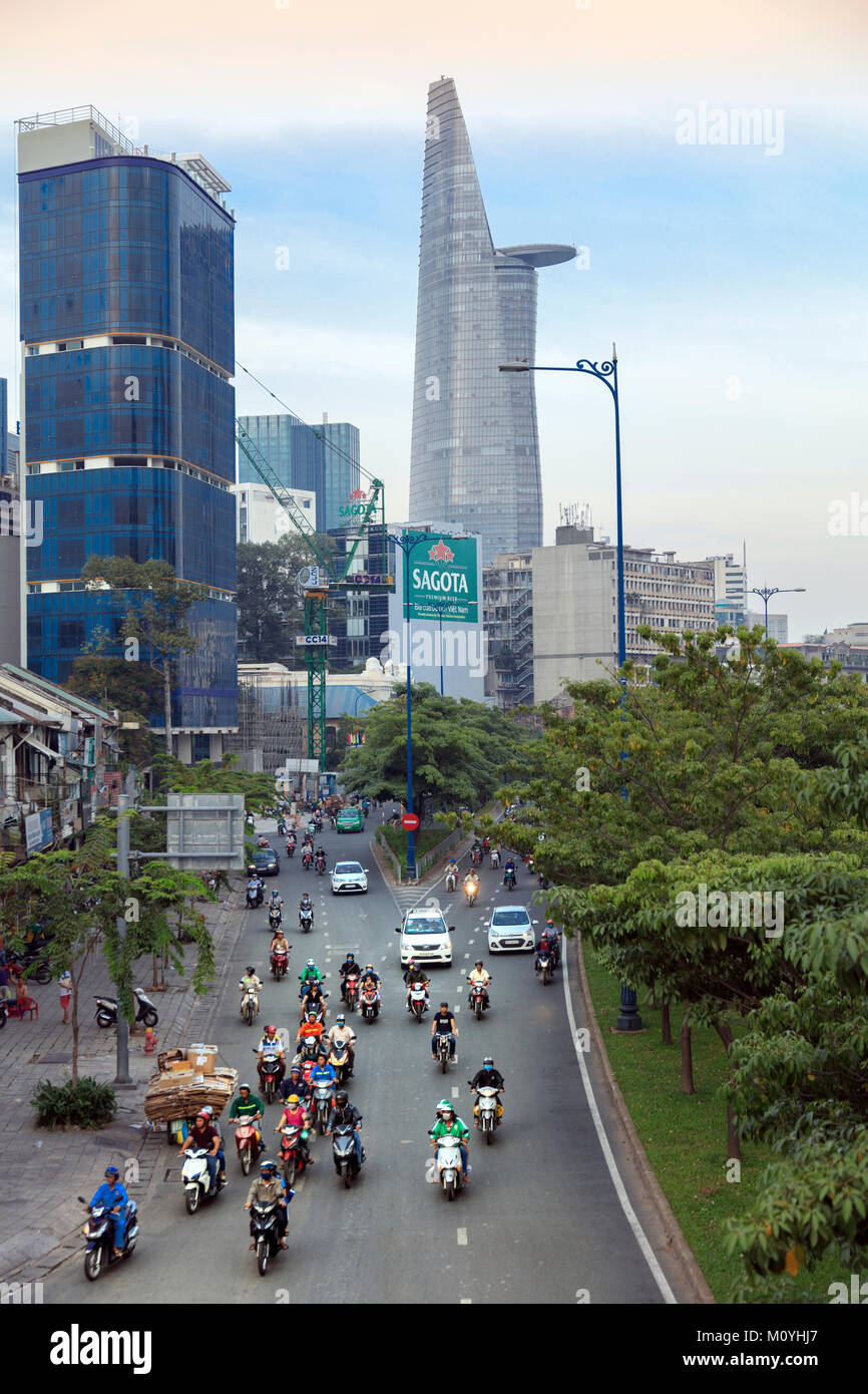 Lo skyline della città di Ho Chi Minh (Saigon) con una autostrada di correre il traffico sotto il ponte di Calmette Foto Stock