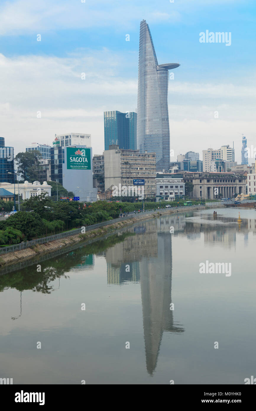 Lo skyline della città di Ho Chi Minh (Saigon) con la torre Bitexco riflessa in un canale disattivato il Fiume Saigon Foto Stock