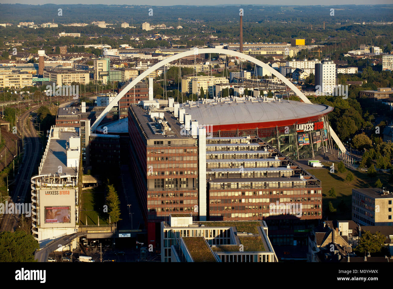 Germania, Colonia, vista dalla torre del triangolo nel quartiere Deutz per la Lanxess Arena precedentemente noto come Koeln Arena, di fronte al municipio. Foto Stock