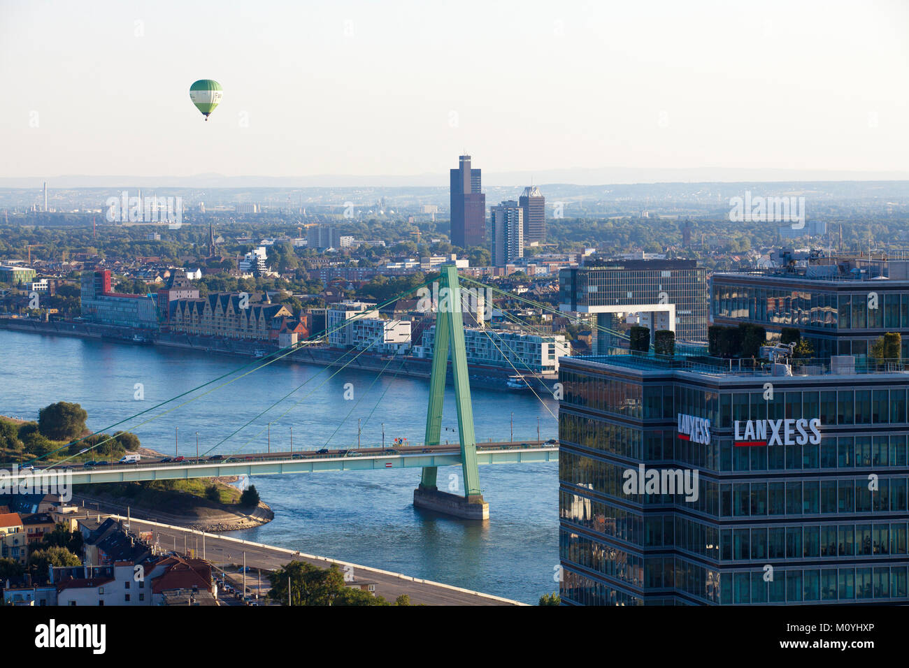 Germania, Colonia, vista dalla torre del triangolo nel quartiere Deutz al fiume Reno, il Lanxess-Tower, il ponte Severins, sullo sfondo la Foto Stock