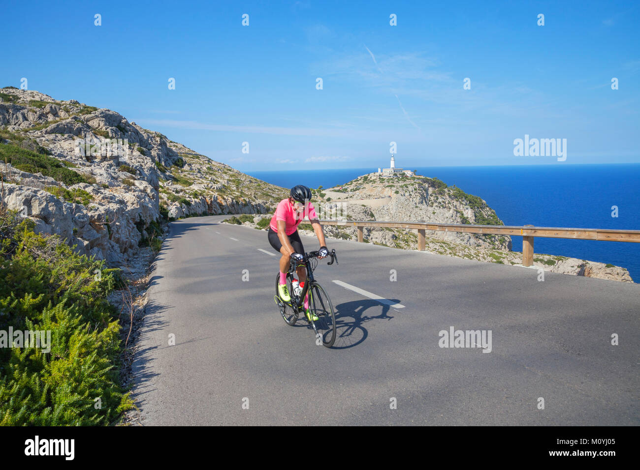 I ciclisti su strada di montagna da Cap de Formentor,Mallorca,Isole Baleari,Spagna Foto Stock