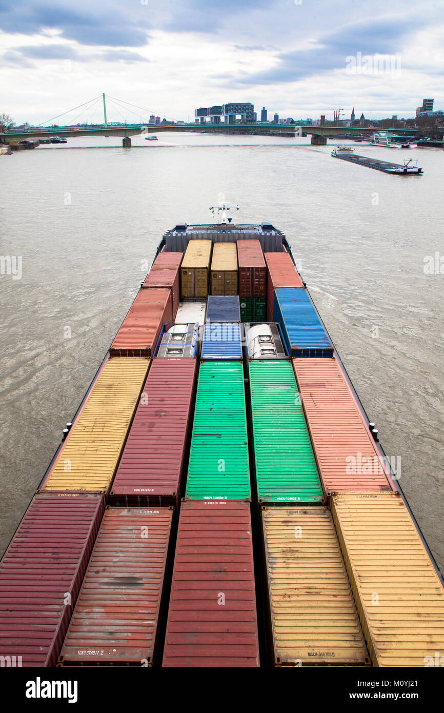 Germania, Colonia, contenitore di nave sul fiume Reno, sullo sfondo la gru case a Rheinau porto. Deutschland, Koeln, Containerschiff Foto Stock