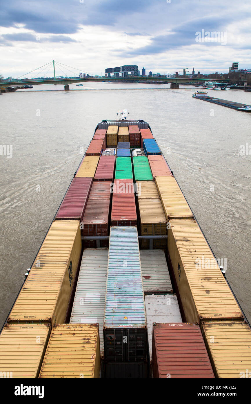 Germania, Colonia, contenitore di nave sul fiume Reno, sullo sfondo la gru case a Rheinau porto. Deutschland, Koeln, Containerschiff Foto Stock