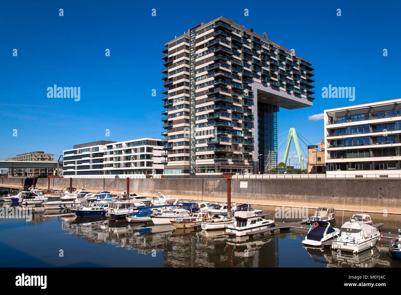 Germania, Colonia, casa di gru a nord presso il porto di Rheinau, la Gru House Nord accoglie 133 appartamenti di lusso con una superficie totale di 15.000 squar Foto Stock