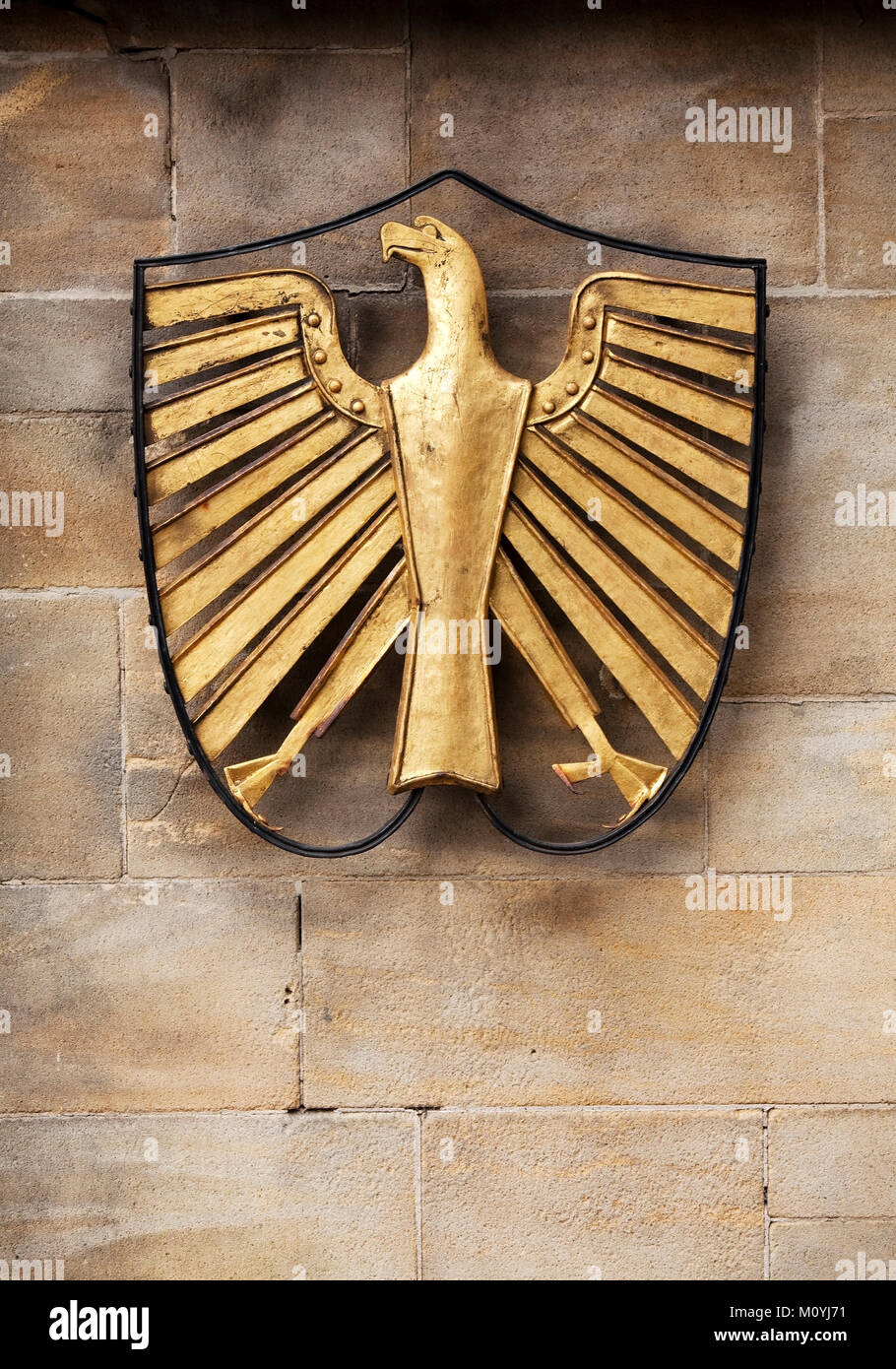 Aquila federale su un vialetto muro di Villa Hammerschmidt,Bonn,Rhineland,della Renania settentrionale-Vestfalia,Germania Foto Stock