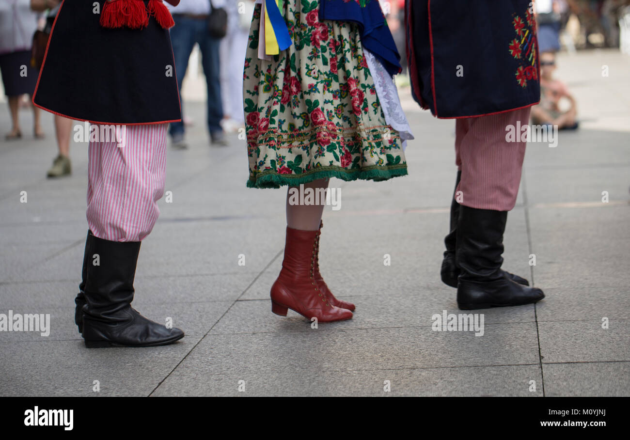 Polish folk dance group con costume tradizionale Foto Stock